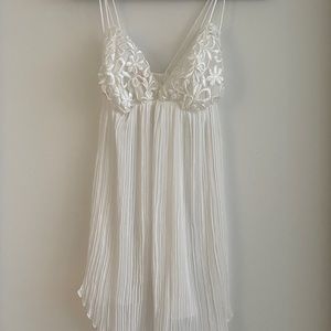 VINTAGE WHITE LINGERIE SLIP WITH ROBE